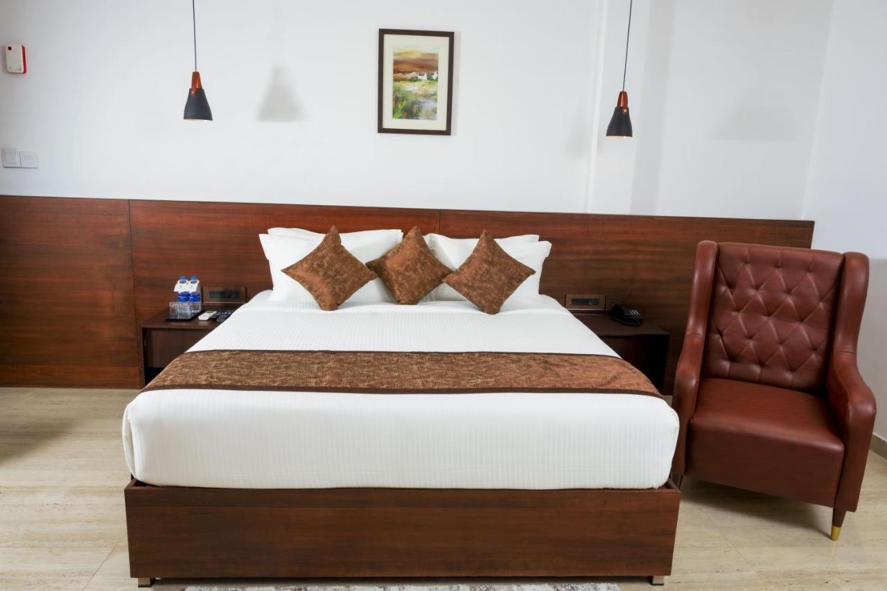 The Runway Hotel Kochi Exterior foto